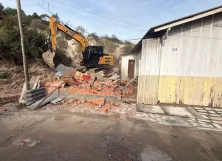 Operação Solo Legal: 6 edificações irregulares são demolidas na Comunidade do Siri, no Norte da Ilha Máquinas demolindo contruções irregulares durtante Operação Solo Legal em Florianópolis