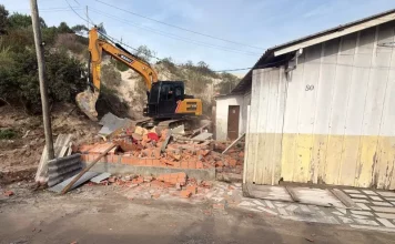 Operação Solo Legal: 6 edificações irregulares são demolidas na Comunidade do Siri, no Norte da Ilha Máquinas demolindo contruções irregulares durtante Operação Solo Legal em Florianópolis