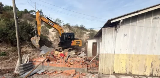 Operação Solo Legal: 6 edificações irregulares são demolidas na Comunidade do Siri, no Norte da Ilha Máquinas demolindo contruções irregulares durtante Operação Solo Legal em Florianópolis