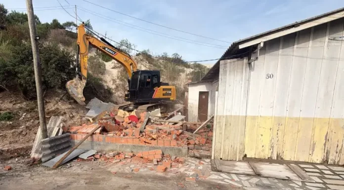 Máquinas demolindo contruções irregulares durtante Operação Solo Legal em Florianópolis