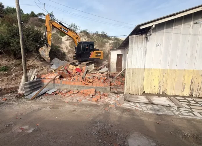 Operação solo legal Máquinas demolindo contruções irregulares durtante Operação Solo Legal em Florianópolis