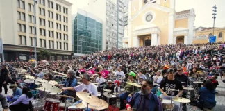 bateristas participando da edição de Orquestra de Baterias em Florianópolis