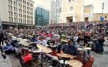 Florianópolis recebe 13ª edição da Orquestra de Baterias neste domingo bateristas participando da edição de Orquestra de Baterias em Florianópolis