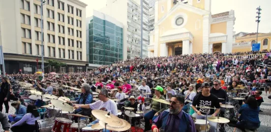 Florianópolis recebe 13ª edição da Orquestra de Baterias neste domingo bateristas participando da edição de Orquestra de Baterias em Florianópolis