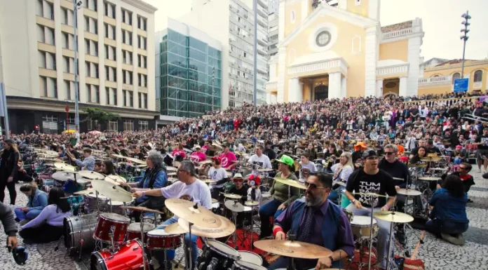 bateristas participando da edição de Orquestra de Baterias em Florianópolis