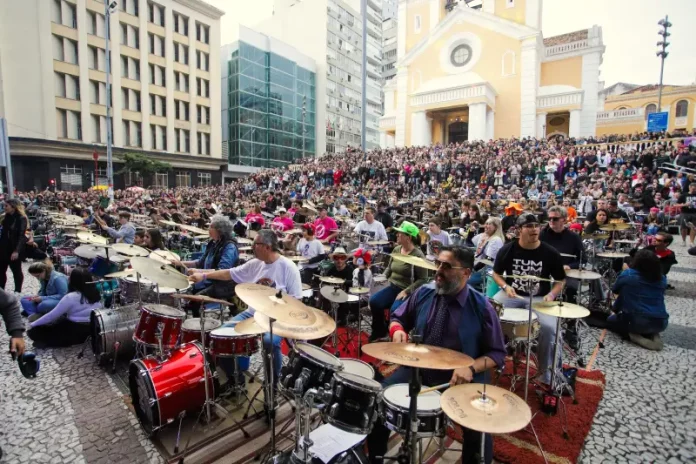 bateristas participando da edição de Orquestra de Baterias em Florianópolis