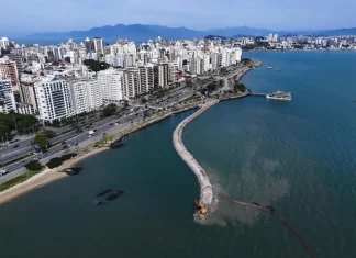 Parque Urbano e Marina Beira-Mar Norte completam um mês de obras com mais de 20% de avanço físico Foto das obras do Parque Urbano e Marina Beira-Mar Norte em Florianópolis