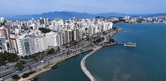 Parque Urbano e Marina Beira-Mar Norte completam um mês de obras com mais de 20% de avanço físico Foto das obras do Parque Urbano e Marina Beira-Mar Norte em Florianópolis