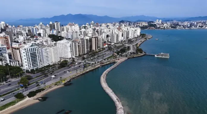 Foto das obras do Parque Urbano e Marina Beira-Mar Norte em Florianópolis