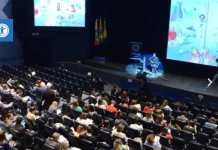 Crianças assistindo o Festival Planetadoc