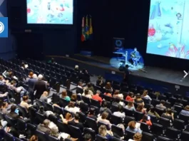 Planetadoc Festival celebra 10ª edição com premiação de 16 filmes em Florianópolis Crianças assistindo o Festival Planetadoc