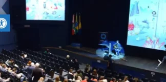 Crianças assistindo o Festival Planetadoc