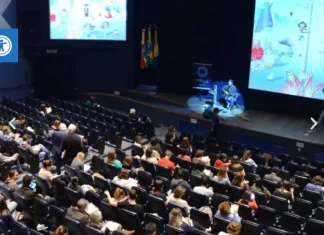 Crianças assistindo o Festival Planetadoc