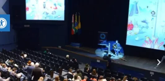 Planetadoc Festival celebra 10ª edição com premiação de 16 filmes em Florianópolis Crianças assistindo o Festival Planetadoc