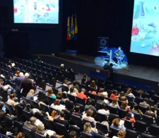 Planetadoc Festival celebra 10ª edição com premiação de 16 filmes em Florianópolis Crianças assistindo o Festival Planetadoc