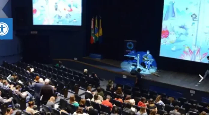 Planetadoc Festival celebra 10ª edição com premiação de 16 filmes em Florianópolis Crianças assistindo o Festival Planetadoc