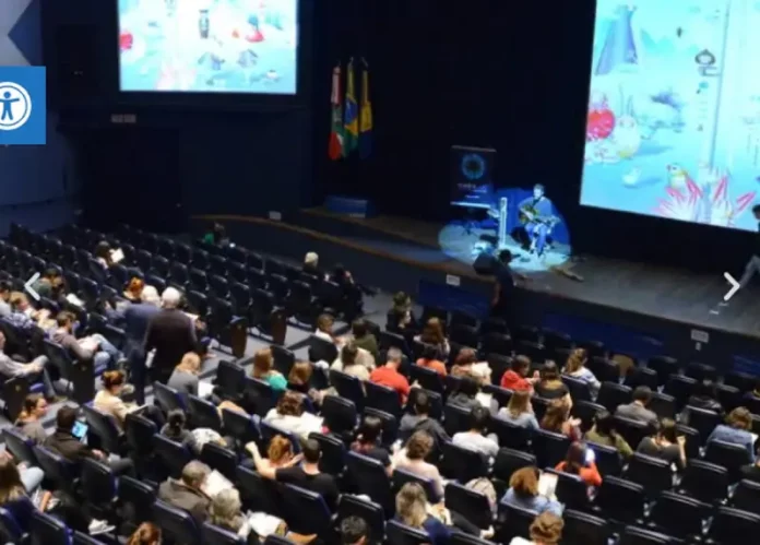 Crianças assistindo o Festival Planetadoc