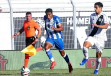 Jogadores do Avaí e Ponte Preta em campo