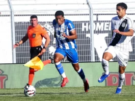 Entre a esperança do Avaí e a crise do Figueirense, futebol de SC pega fogo Jogadores do Avaí e Ponte Preta em campo