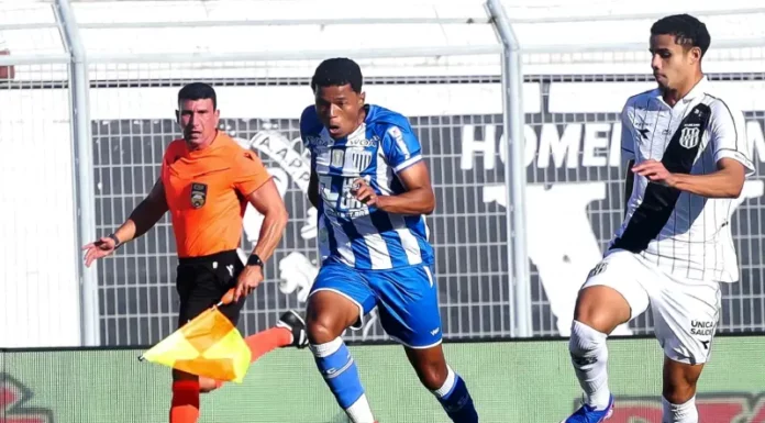 Jogadores do Avaí e Ponte Preta em campo
