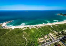 Florianópolis abre consulta pública sobre acessos às praias no Leste da Ilha Foto da Praia Mole em Florianópolis
