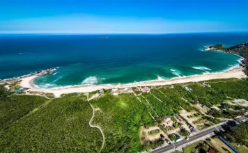 Florianópolis abre consulta pública sobre acessos às praias no Leste da Ilha Foto da Praia Mole em Florianópolis