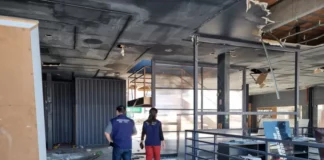 Agentes da Guarda municipal de São José em vistoria ao prédio na Beira-mar de São José