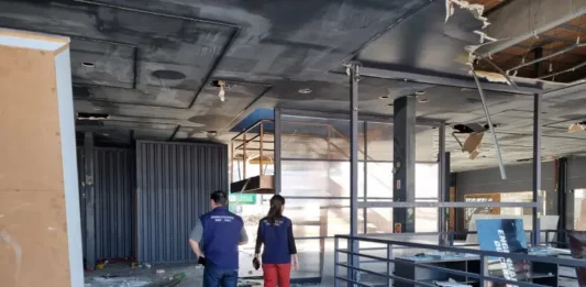 Agentes da Guarda municipal de São José em vistoria ao prédio na Beira-mar de São José