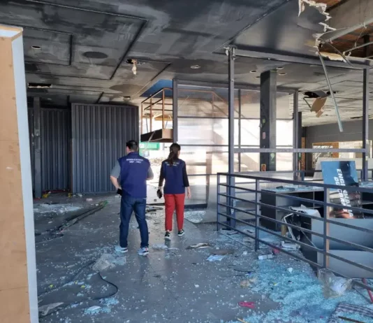 Agentes da Guarda municipal de São José em vistoria ao prédio na Beira-mar de São José