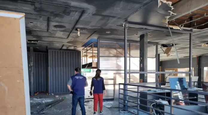 Prédio na Beira-Mar de São José é alvo de vandalismo e furtos Agentes da Guarda municipal de São José em vistoria ao prédio na Beira-mar de São José