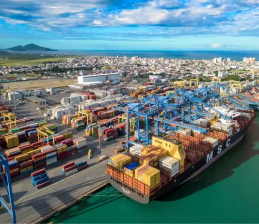 Santa Catarina lidera Ranking de Competitividade dos Estados pela primeira vez em 15 edições Terminal portuário em Santa Catarina simbolizando o Ranking de Competitividade de Santa Catarina