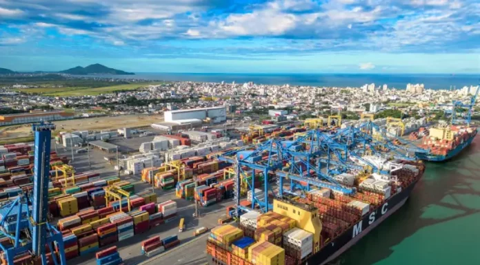 Santa Catarina lidera Ranking de Competitividade dos Estados pela primeira vez em 15 edições Terminal portuário em Santa Catarina simbolizando o Ranking de Competitividade de Santa Catarina