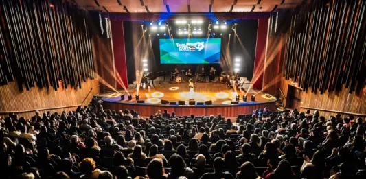 Camerata Florianópolis faz show gratuito no CIC na semifinal do “Santa Catarina Canta” da Grande Florianópolis Camerata Florianópolis em apresentação na semifinal do Santa Catarina Canta