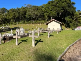 São José interdita três estabelecimentos funerários e abre credenciamento para novas empresas Cemitério com cruzes no chão ao lado das sepulturas, ilustrando os serviços funerários em São José.