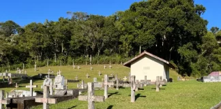 Cemitério com cruzes no chão ao lado das sepulturas, ilustrando os serviços funerários em São José.