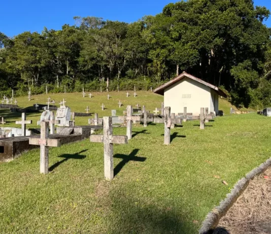 São José interdita três estabelecimentos funerários e abre credenciamento para novas empresas Cemitério com cruzes no chão ao lado das sepulturas, ilustrando os serviços funerários em São José.