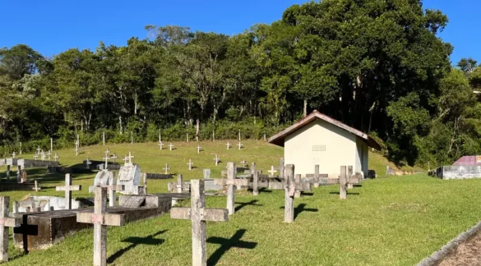 Cemitério com cruzes no chão ao lado das sepulturas, ilustrando os serviços funerários em São José.