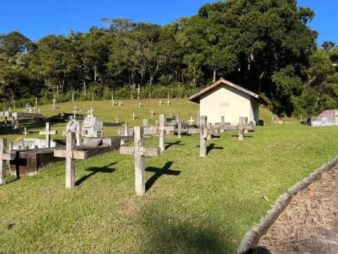 Serviços funerários São José Cemitério com cruzes no chão ao lado das sepulturas, ilustrando os serviços funerários em São José.