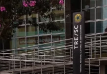 Mulheres com medida protetiva podem solicitar mudança do local de votação em SC Foto da entrada do TRE-SC, que autorizou muheres com medida protetiva a trocarem local de votação