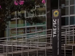 Mulheres com medida protetiva podem solicitar mudança do local de votação em SC Foto da entrada do TRE-SC, que autorizou muheres com medida protetiva a trocarem local de votação