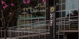 Foto da entrada do TRE-SC, que autorizou muheres com medida protetiva a trocarem local de votação