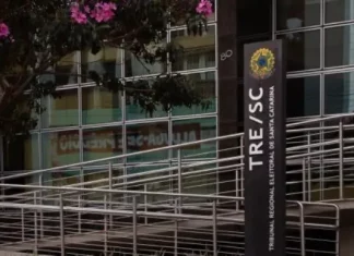 Mulheres com medida protetiva podem solicitar mudança do local de votação em SC Foto da entrada do TRE-SC, que autorizou muheres com medida protetiva a trocarem local de votação