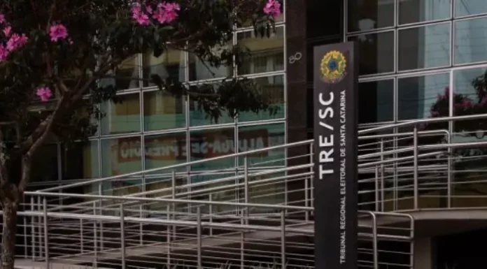 Mulheres com medida protetiva podem solicitar mudança do local de votação em SC Foto da entrada do TRE-SC, que autorizou muheres com medida protetiva a trocarem local de votação