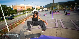 Atleta participa do Trinda Times Pro durante disputa na pista de skate em Florianópolis.
