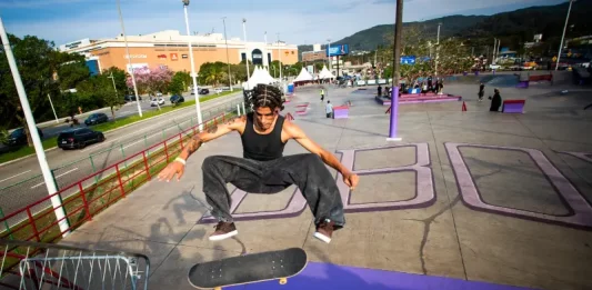 Trinda Times Pro: Florianópolis recebe segunda etapa do Circuito Brasileiro Pro 2026 Atleta participa do Trinda Times Pro durante disputa na pista de skate em Florianópolis.