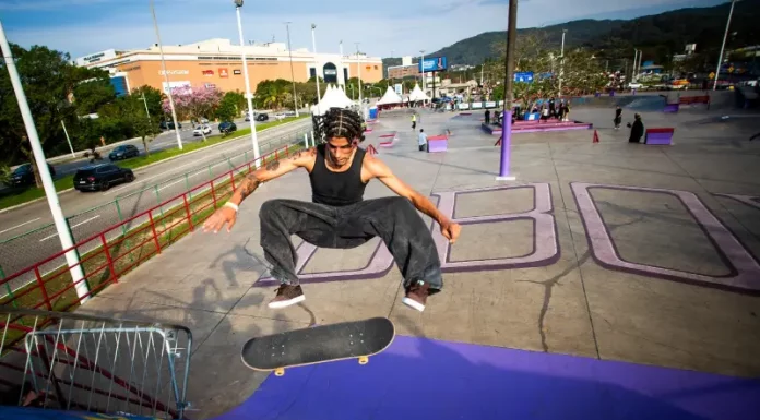 Atleta participa do Trinda Times Pro durante disputa na pista de skate em Florianópolis.