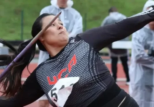 Atleta Daniella Mieko fazendo lançamento de dardo
