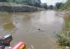 Bombeiros intensificam buscas por menino de 6 anos no Rio Cubatão Bombeiros mergulhando no Rio Cubatão em busca de menino de seis anos