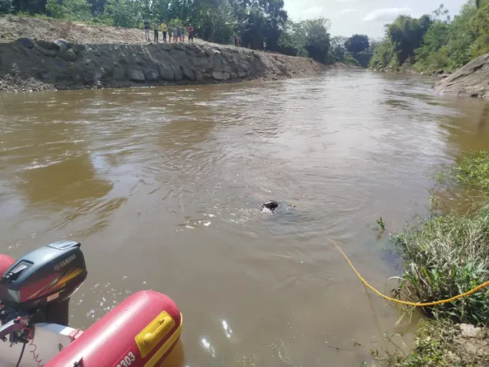 Bombeiros mergulhando no Rio Cubatão em busca de menino de seis anos