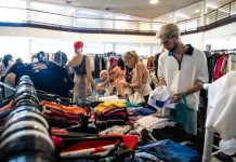 Fundação Somar promove segunda edição da Feira de Brechó Social nos dias 28 e 29 de agosto Foto de pessoas participando da Feira Brechó Social da Fundação Somar